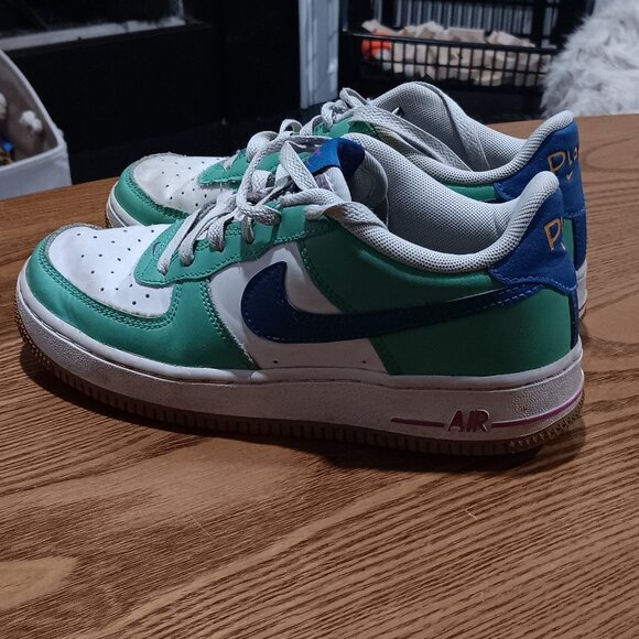 Nike Girl's White Green Air Force 1 Lv8 Casual Athletic Sneaker Size 4.5 - Picture 2 of 4